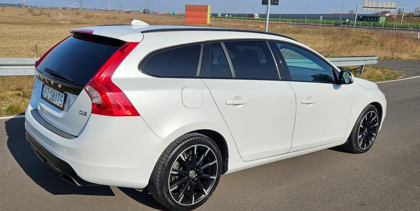 Volvo V60 cena 64900 przebieg: 135000, rok produkcji 2016 z Poznań małe 211